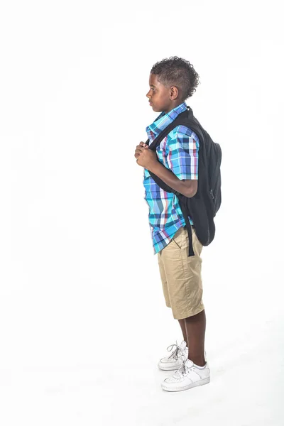 Afroamerikansk Skolpojke Med Vit Bakgrund Bär Ryggsäck Och Rutig Skjorta — Stockfoto