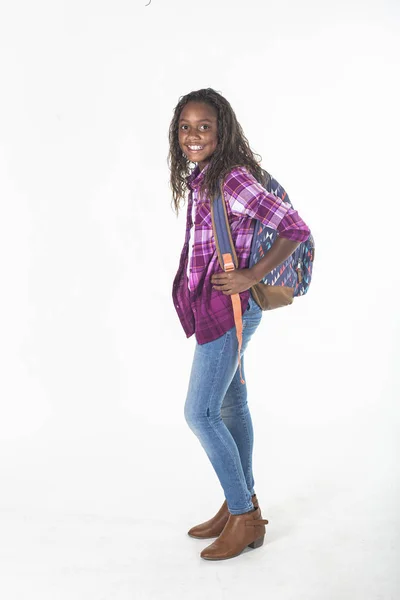Sorrindo Africano Menina Escola Americana Isolado Fundo Branco Usando Uma — Fotografia de Stock