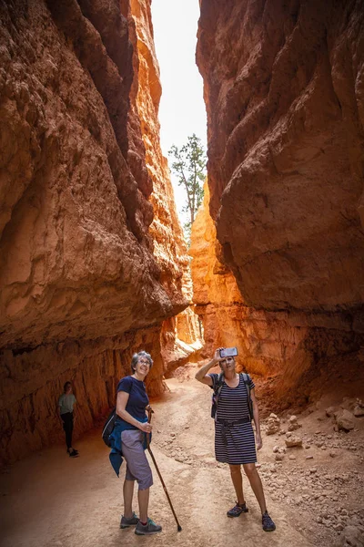 Dos Mujeres Adultas Que Caminan Toman Fotos Parque Nacional Bryce — Foto de Stock