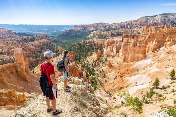 Családi Túrázás Bryce Canyon Nemzeti Park Utah Usa Kilátással Festői — Stock Fotó