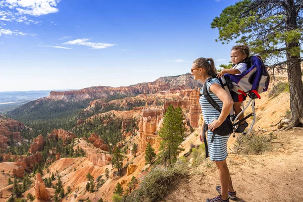 Family Hiking Bryce Canyon National Park Utah Usa Looking Out — Stock Photo, Image