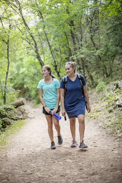Mother Daughter Hiking Together Scenic Mountain Trail Summer Day Lifestyle — Stock Photo, Image
