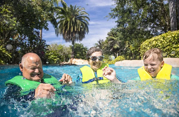 Jovem Rapaz Seus Avós Saltando Brincando Divertindo Parque Aquático Sorrindo — Fotografia de Stock
