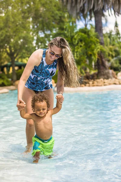 Güzel Genç Anne Oğluyla Havuzda Oynuyor Güler Yüzlü Melez Küçük — Stok fotoğraf