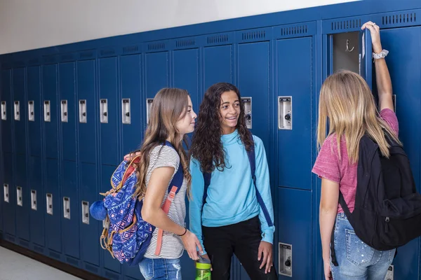 Fotografia Espontânea Três Estudantes Ensino Médio Júnior Conversando Juntos Corredor — Fotografia de Stock