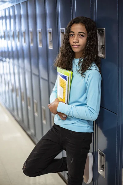 Retrato Estudante Ensino Médio Júnior Diverso Que Está Corredor Escola — Fotografia de Stock