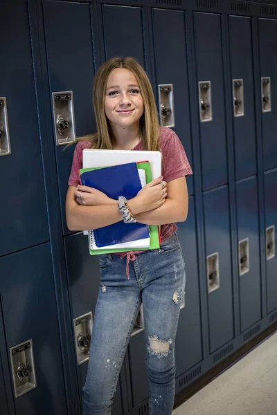 女子中学校の廊下に立つ生徒の肖像画 笑顔女子高生見ますと保持彼女の本で休憩中に日 — ストック写真