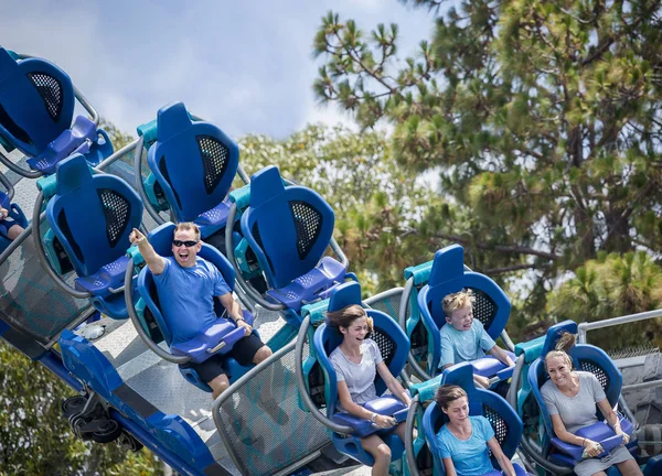 Jonge Familie Die Plezier Hebben Een Achtbaan Een Themapark Samen — Stockfoto