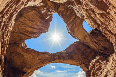 Utah 'ın güneyindeki Arches Ulusal Parkı' nda inanılmaz kaya oluşumları. Çifte Kemer 'in altından Güneşe doğru bak.