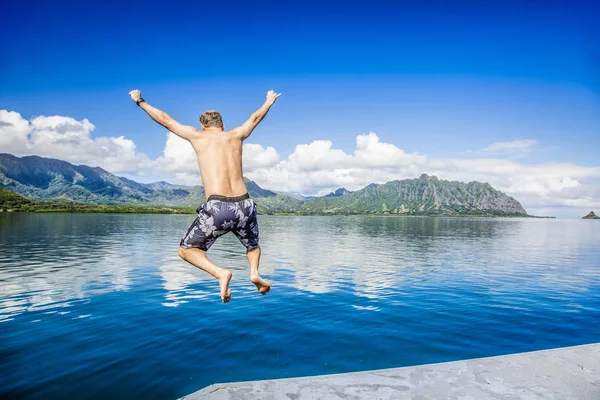 Man Jumping Ocean While Beautiful Scenic Hawaiian Vacation Thrilling Exciting — Stock Photo, Image