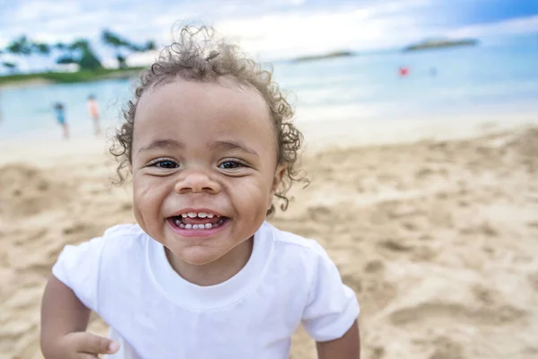 Bedårande Söt Leende Blandras Liten Pojke Leka Och Kul Strand — Stockfoto