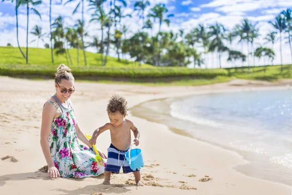 可爱的混血小男孩和他的母亲在热带岛屿度假时在沙滩上玩耍 全长的照片 在一个田园诗般的 风景秀丽的海滩上有大量的复制空间 — 图库照片