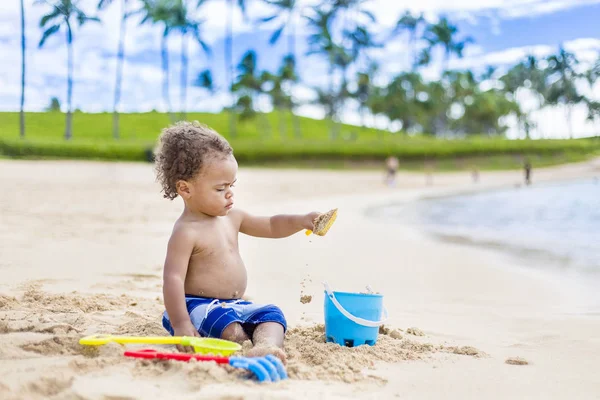 可爱的混血小男孩在热带海滩度假时在沙滩上玩耍 全长的照片 在一个田园诗般的 风景秀丽的海滩上有大量的复制空间 — 图库照片