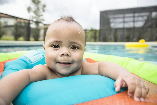 屋外スイミングプールで遊んでいるバイレーシャルの赤ちゃんの笑顔 多様な子が好表現をする — ストック写真