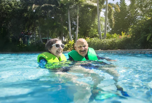 Lifestyle Foto Van Een Happy Senior Koppel Zwemmen Samen Een — Stockfoto