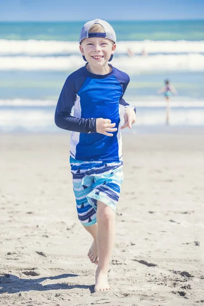 Aktywny Zdrowy Chłopiec Biegający Plaży Słoneczny Dzień Florydzie Uśmiechnięta Ciesząca — Zdjęcie stockowe