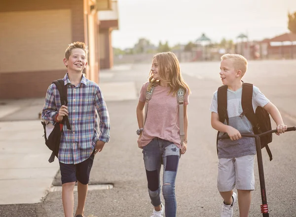 Freimütiges Foto Einer Gruppe Lächelnder Grundschüler Auf Dem Schulhof Nach — Stockfoto