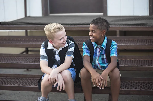 Een Openhartige Foto Van Twee Leerlingen Die Samen School Praten — Stockfoto