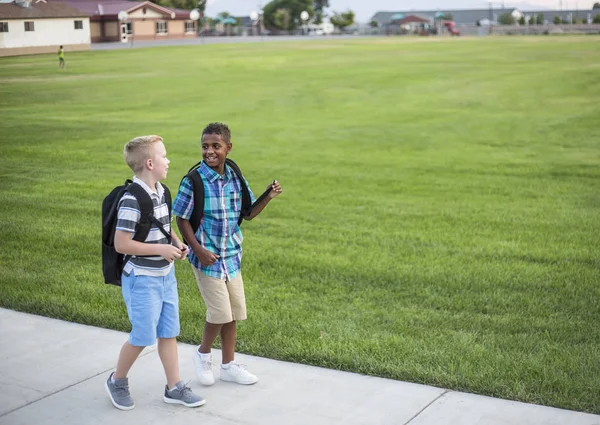 Zwei Unterschiedliche Schulkinder Gehen Nach Der Schule Gemeinsam Nach Hause — Stockfoto