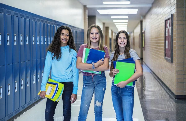 Groupe Élèves Premier Cycle Secondaire Tenant Debout Dans Couloir École — Photo