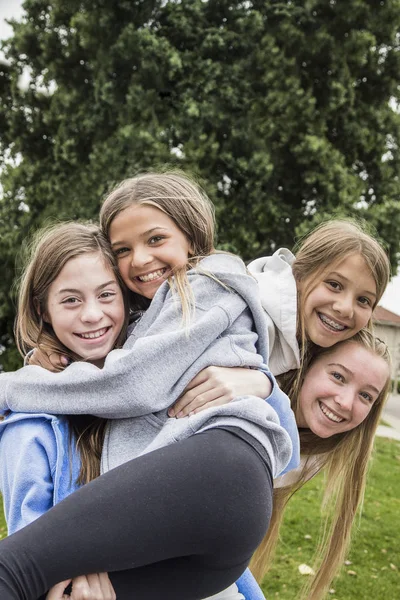 Group Teenage Girls Playing Smiling Together Outdoors Laughing Being Playful — Stock Photo, Image