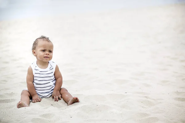 Menino Bonito Sentado Areia Praia Jogando Areia Fotografia Espontânea Uma — Fotografia de Stock