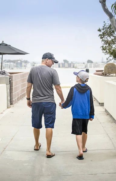 Achteraanzicht Van Een Vader Zoon Die Hand Hand Stoep Lopen — Stockfoto