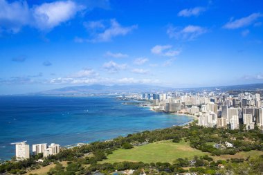 Diamond Head gözcülüğünden Honolulu ufuk çizgisi, Waikiki plaj manzarası. Harika bir Hawaii seyahat fotoğrafı. İstikamet manzarası