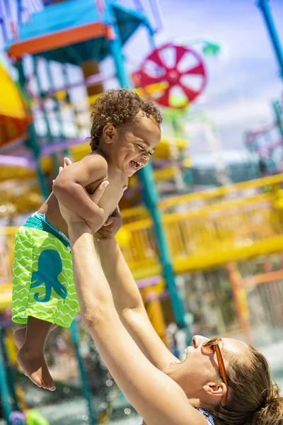 Kleine Jongen Lacht Met Zijn Moeder Een Openlucht Waterpark Tijdens — Stockfoto