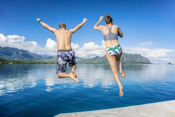 Hombre Mujeres Saltando Juntos Océano Mientras Que Hermoso Paisaje Vacaciones —  Fotos de Stock