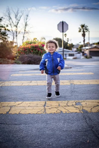 Милый Юный Двурасовый Ребенок Идущий Через Дорогу Перекрестке Безопасность Первая — стоковое фото