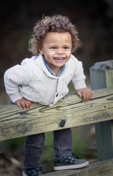 一个快乐 多姿多彩的户外小男孩的画像 一个喜形于色的小孩激动而有趣的表情 — 图库照片