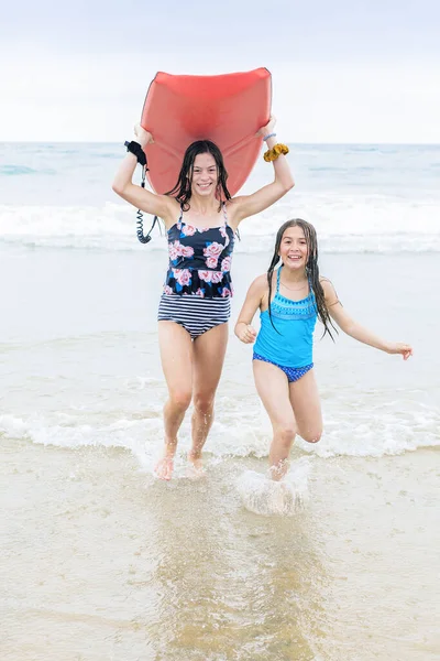 Full Length Photo Two Cute Teen Girls Running Beautiful Beach — Stock Photo, Image