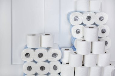 Bir evde bir yığın tuvalet kağıdı rulosu. Acil durumlar için ev hazırlığı. Gerekli şeyleri stokluyoruz..