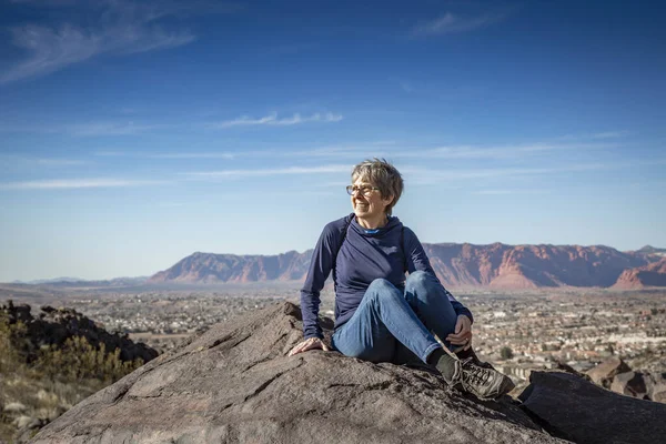 Mature Woman Hiker Relaxing Rocky Backgroud — Stock Photo, Image