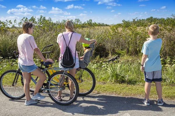 Caminhada Família Jardim Verão Com Bicicletas — Fotografia de Stock