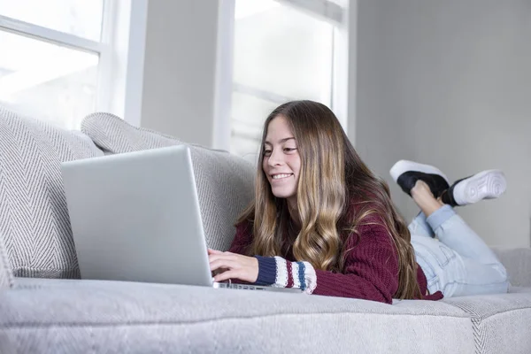 Menina Adolescente Estudando Casa Usando Laptop Deitado Sofá — Fotografia de Stock