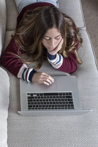 Annoiato Teen Girl Studiare Casa Con Computer Portatile Sdraiato Sul — Foto Stock