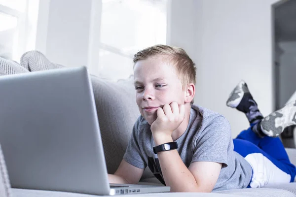 Tiener Jongen Studeren Thuis Met Behulp Van Laptop Liggend Bank — Stockfoto