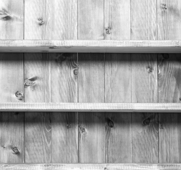 Старый серый пустой книжный шкаф на деревянной стене — стоковое фото