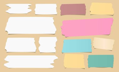 Renkli ve beyaz farklı boyut yapışkan, yapışkan maskeleme bandı üzerinde kahverengi arka plan vardır