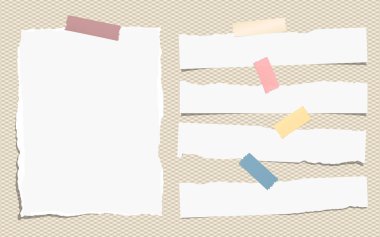 Kahverengi zemin üzerine beyaz yırtık Not, renkli yapışkan, yapışkan bant ile defter kağıt yaprak parçaları sıkışmış