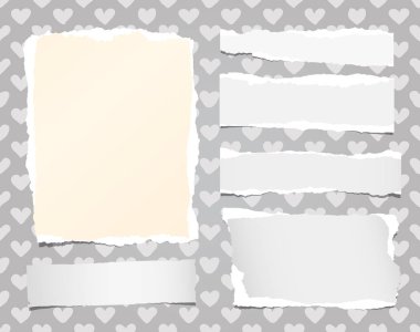 Beyaz dizüstü sökük, not kağıdı kalp şekilleri oluşturulan desen üzerinde sıkışmış