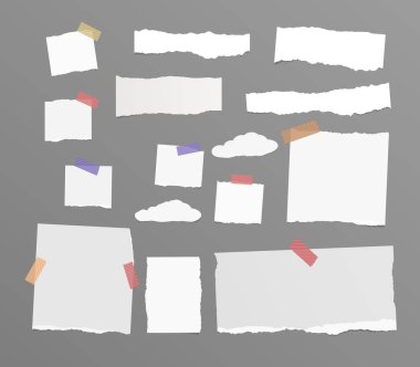 Yırtık dikkat, beyaz ve bej gri arka plan üzerinde sıkışmış defter kağıt sayfalarının parçaları