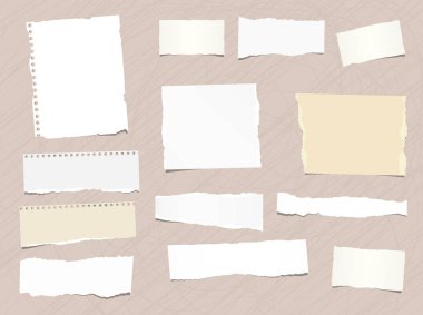 Sökük Not, not defteri, boşaltmak kağıt farklı büyüklükte parçalara kahverengi zemin sıkışmış