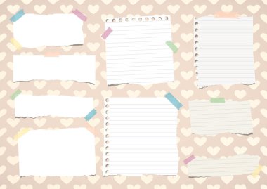 Beyaz defter, kopya kitap, yırtık not kağıdı kalp şekilleri oluşturulan desen üzerinde sıkışmış