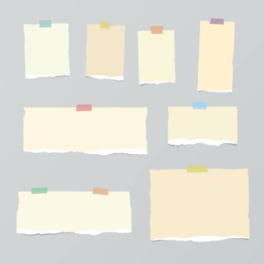 Gri arka plan üzerinde renkli yapışkan, yapışkan bant hafif kahverengi yırtık Not kağıt parçası sıkışmış