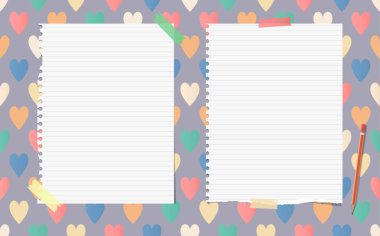 Beyaz çizgili defter, boşaltmak sökük, not kağıdı kalem izi şaşırıp kalmış ile renkli kalp şekilleri oluşturdu