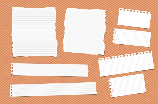 Parçaları sökük farklı boyut beyaz Not, not defteri, boşaltmak kağıt sayfalarının takılıp şeritler turuncu arka plana kare.