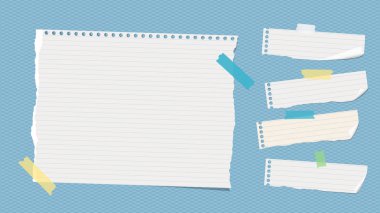 Kopyalanmış beyaz çizgili Not, not defteri, mavi kare desen renkli yapışkan bant ile sıkışmış boşaltmak kağıt yaprak